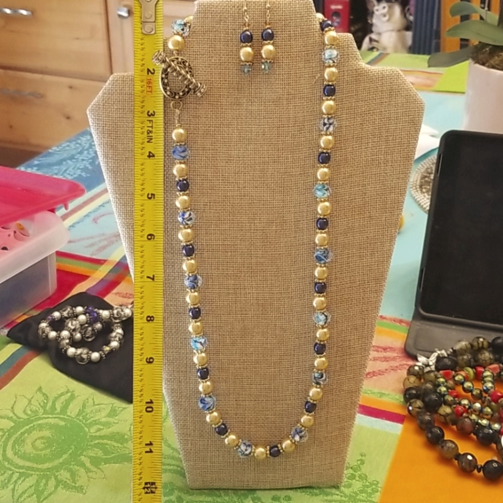 NWOT handmade neckless set made of glass beads